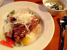 牛肉の煮込みご飯とワンタンスープ
